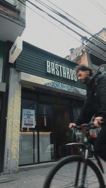 Fachada de Bastards con un ciclista pasando