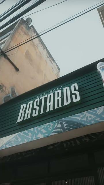 Fachada de Bastards con el letrero sobre listones verdes