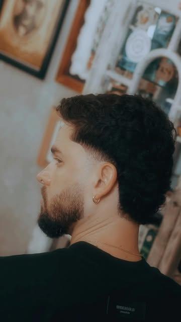 Ondulado con degradado y barba perfilada