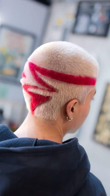 Buzz cut rubio con figura roja dibujada a mano