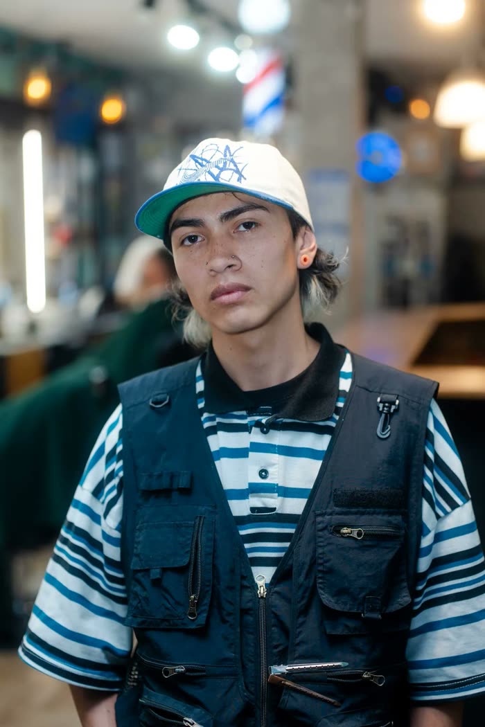 Harold, barbero, con gorra y chaleco