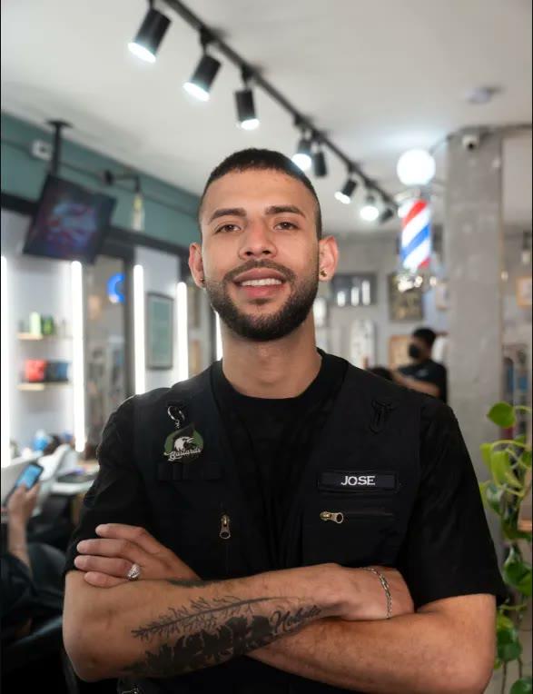 José Daniel, barbero, sonriendo