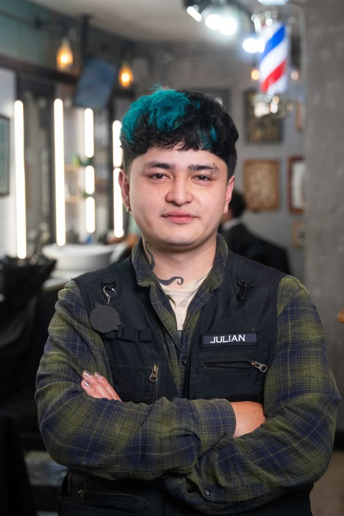 Julian, barbero de Bastards, con los brazos cruzados
