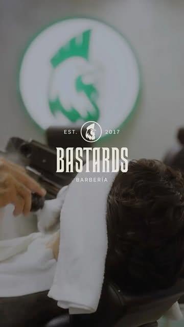 Logo de Bastards Barbería, Est. 2017, con el gallo