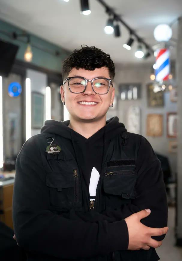 Rubén, barbero, con gafas