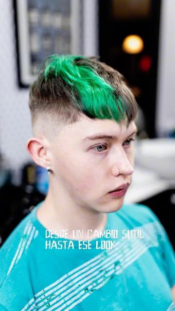 Corte con mechón teñido de verde